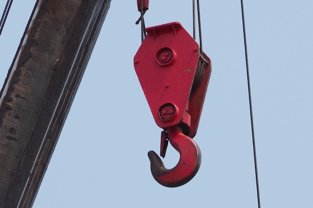 Photo low angle view of crane against sky