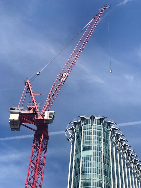 Foto vista a bassa angolazione della gru contro il cielo