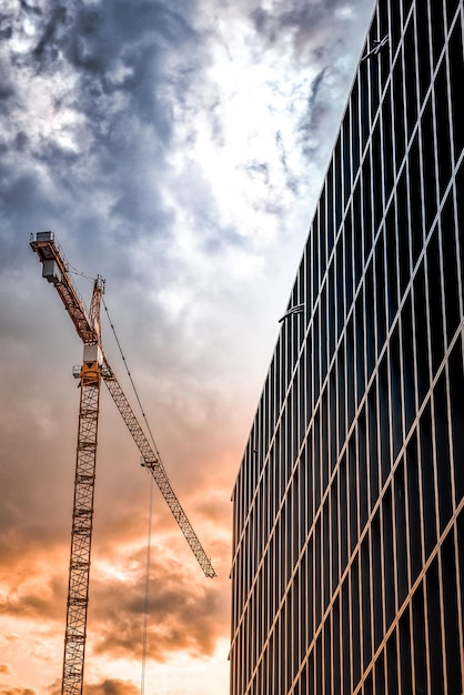 Photo low angle view of crane against sky