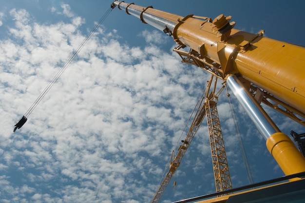 Photo low angle view of crane against sky