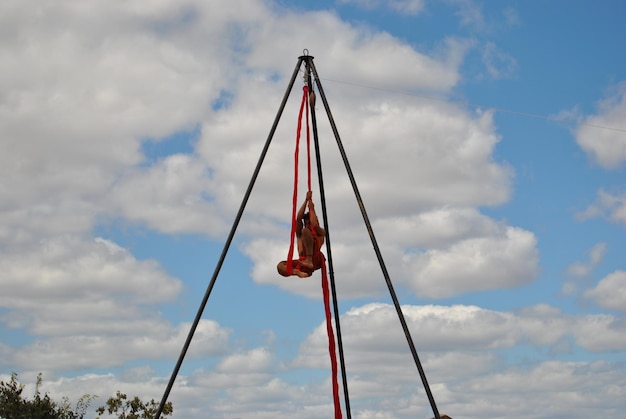 Photo low angle view of crane against sky