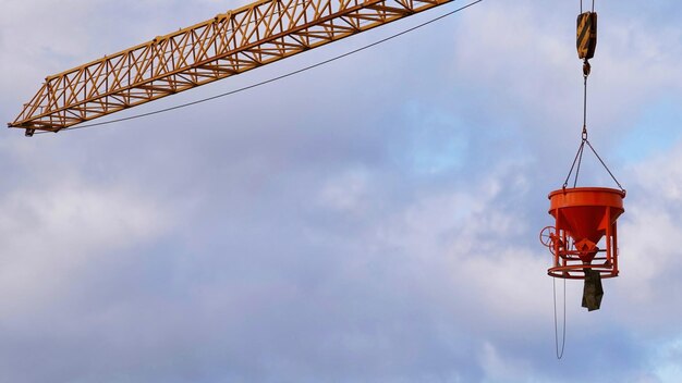 Photo low angle view of crane against sky