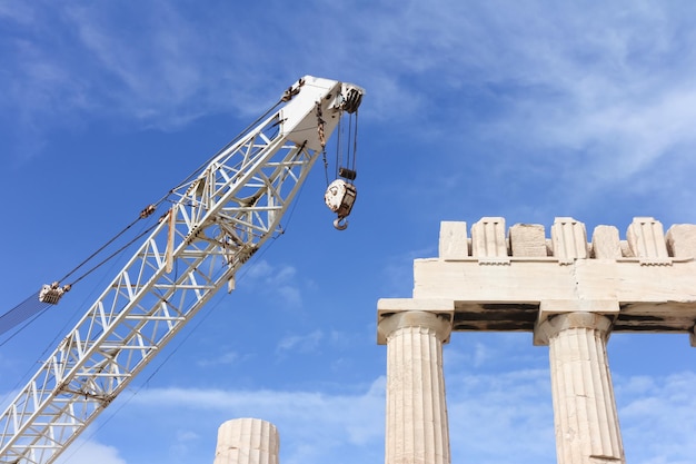 Photo low angle view of crane by greek temple