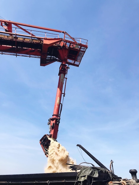 Foto vista a basso angolo della gru sul cantiere contro il cielo