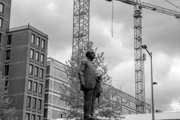 Foto vista a basso angolo della gru sul cantiere contro il cielo