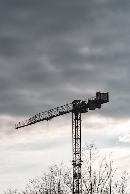 Foto vista a basso angolo della gru sul cantiere contro il cielo