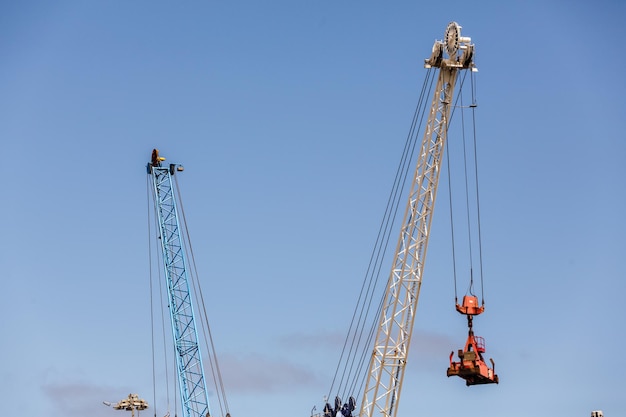 Photo low angle view of cranes against clear blue sky