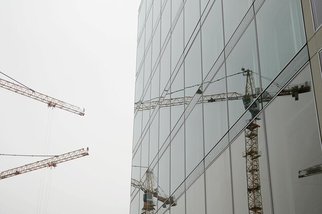 Photo low angle view of cranes against sky