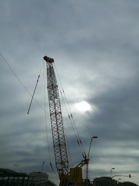 Photo low angle view of cranes against sky
