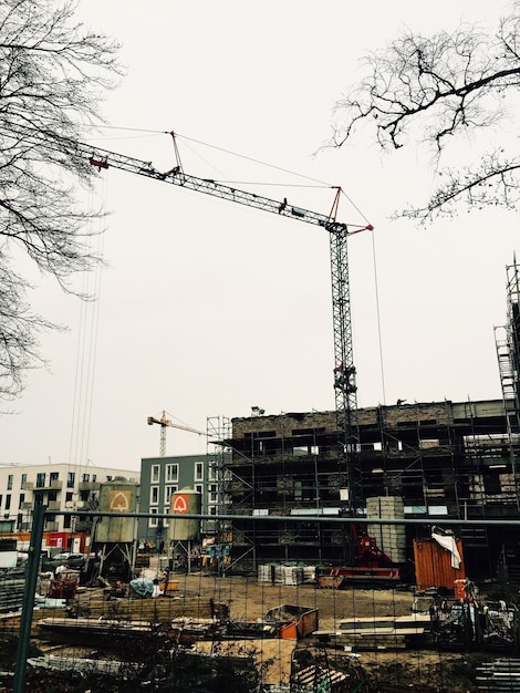 Foto vista a basso angolo delle gru sul cantiere