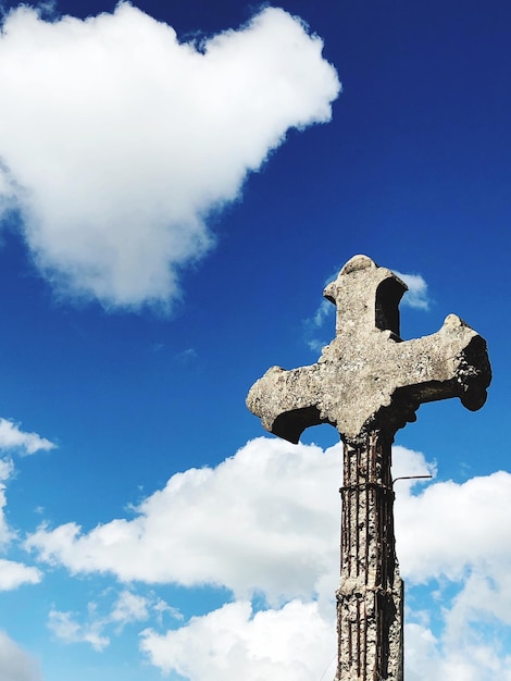 Photo low angle view of cross against blue sky