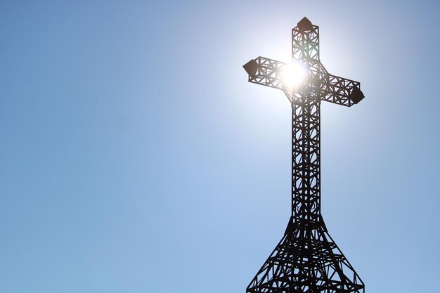 Photo low angle view of cross against clear blue sky