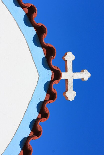 Photo low angle view of cross against clear blue sky