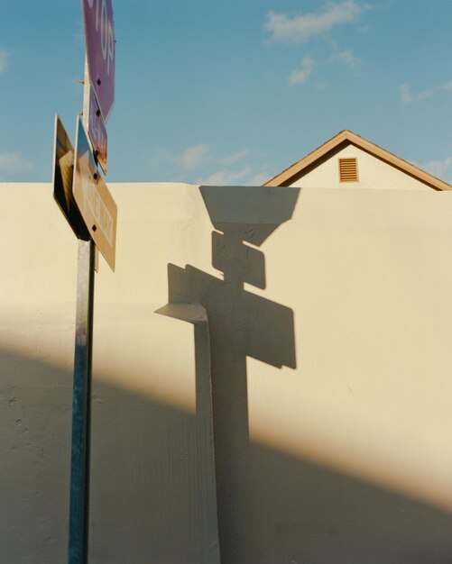 Photo low angle view of cross on building against sky