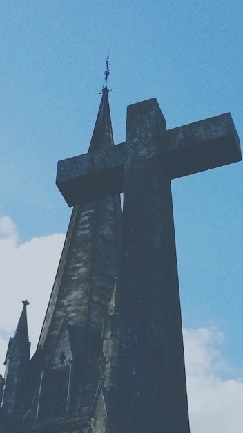 Photo low angle view of cross and church against sky