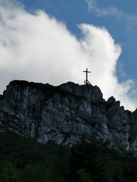 Foto vista a bassa angolazione della croce sulla roccia contro il cielo