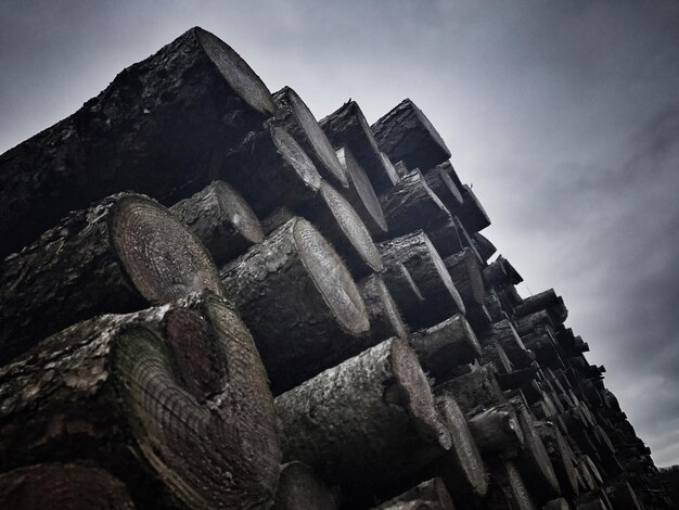 Photo low angle view of damaged building against sky