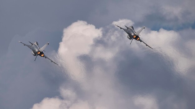 Foto vista a bassa angolazione di dassault rafale che vola contro il cielo