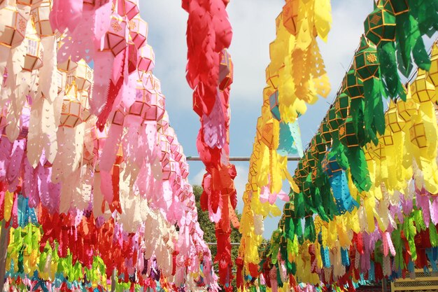 Photo low angle view of decorations hanging against sky
