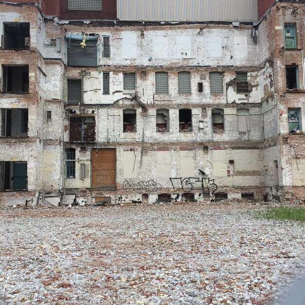 Foto vista ad angolo basso di un edificio residenziale demolito