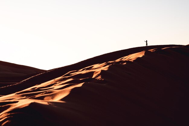 Photo low angle view of desert against clear sky