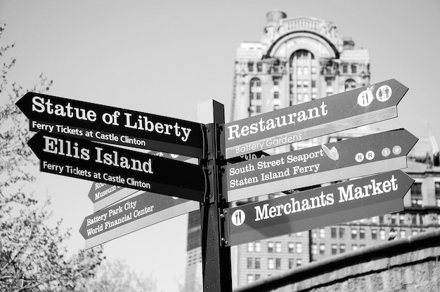 Photo low angle view of directional signs by building against clear sky