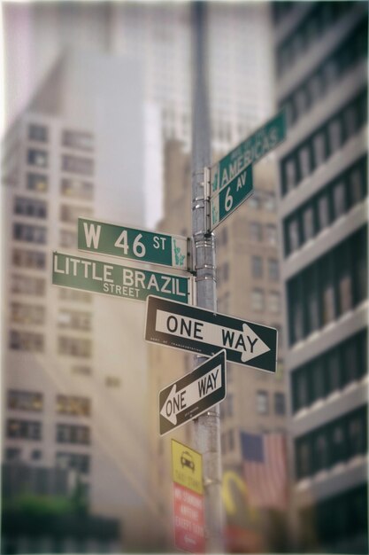 Photo low angle view of directional signs in city