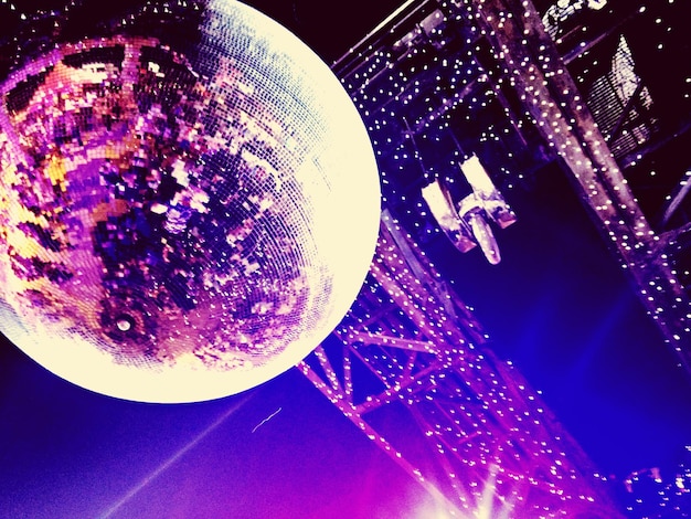 Photo low angle view of disco ball hanging in illuminated room