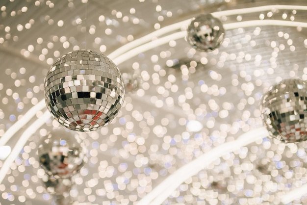 Foto vista ad angolo basso delle palle da discoteca contro le luci di natale