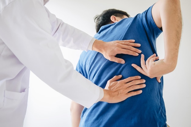 Photo low angle view of doctor examining patient back in hospital