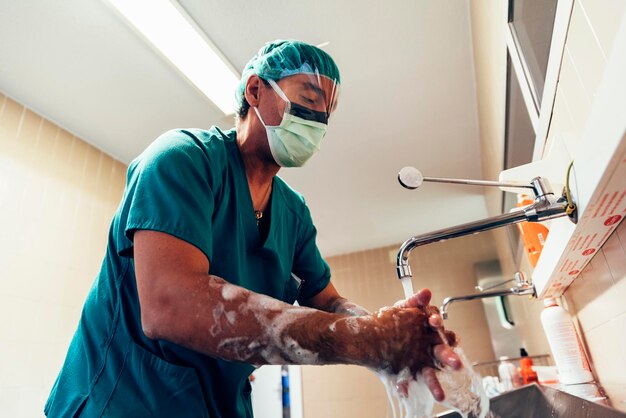 Foto vista ad angolo basso di un medico che si lava le mani