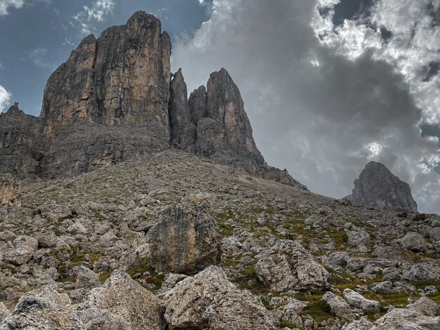 Foto vista a basso angolo delle formazioni rocciose delle dolomiti contro il cielo colfosco sud tirolo italia