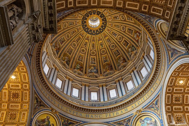 Foto vista a basso angolo della cupola dell'edificio