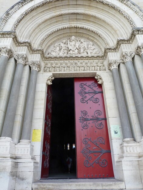 Photo low angle view of door of building