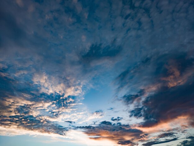 Photo low angle view of dramatic sky during sunset