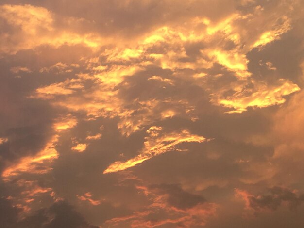 Foto vista a basso angolo del cielo drammatico durante il tramonto