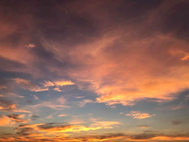Foto vista a basso angolo del cielo drammatico durante il tramonto
