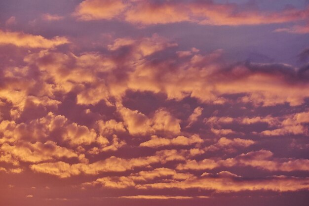 Foto vista a bassa angolazione del cielo drammatico durante il tramonto