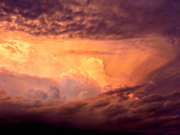 Photo low angle view of dramatic sky during sunset