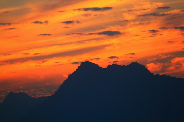 Photo low angle view of dramatic sky during sunset