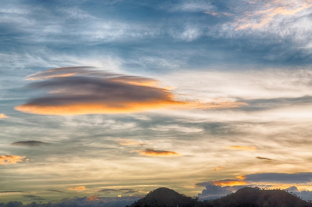 Foto vista a basso angolo del cielo drammatico durante il tramonto