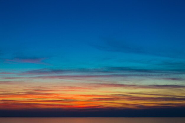 Photo low angle view of dramatic sky during sunset