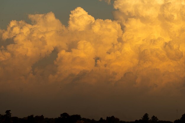 Photo low angle view of dramatic sky during sunset