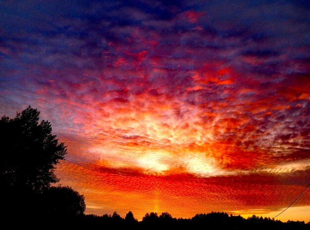 Vista a basso angolo del cielo drammatico durante il tramonto