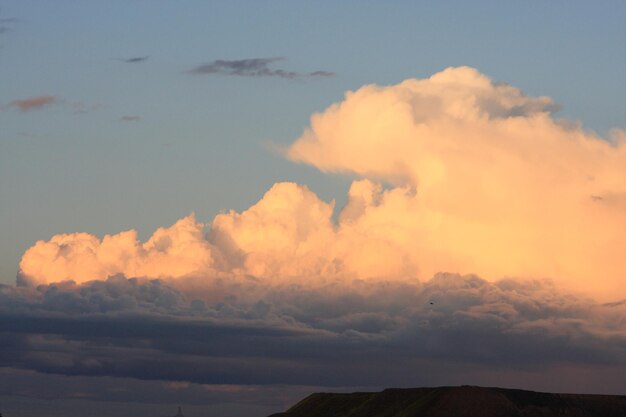 Foto vista a basso angolo del cielo drammatico durante il tramonto