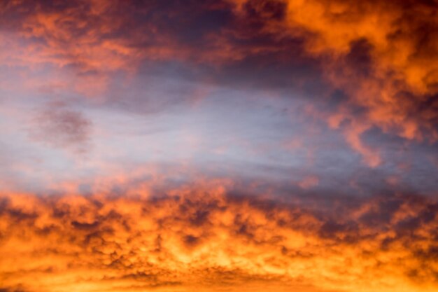 Foto vista a basso angolo del cielo drammatico durante il tramonto