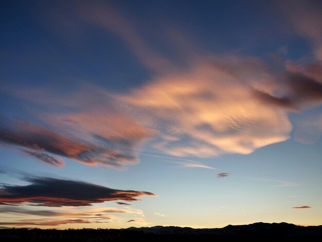 Photo low angle view of dramatic sky during sunset