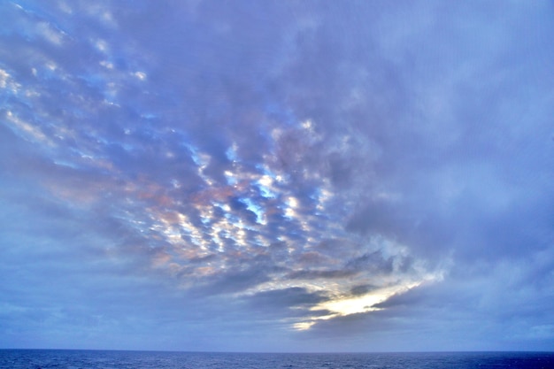 Foto vista a basso angolo del drammatico cielo sopra il mare