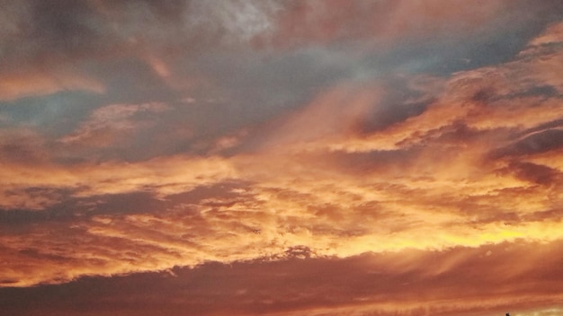 Низкий угол изображения драматического неба во время захода солнца