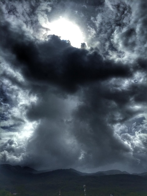 Foto vista a basso angolo del cielo drammatico